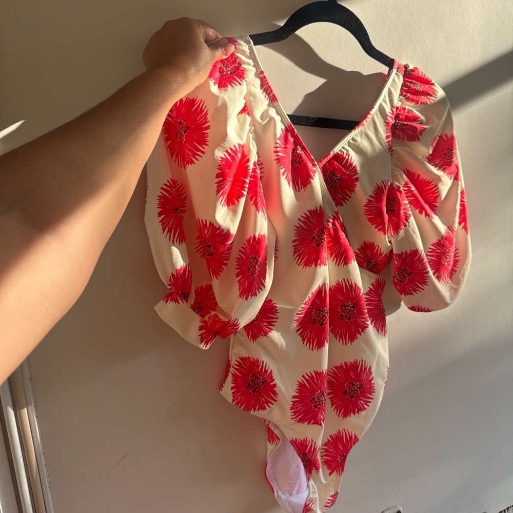 Women’s Cream Top with Red Floral Print - Puff Sleeve Bodysuit size M - Picture 3 of 8